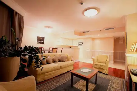 Queen's Court & Residence - 17