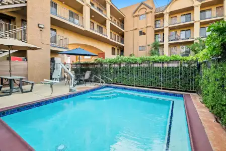 Howard Johnson by Wyndham Pasadena - 10