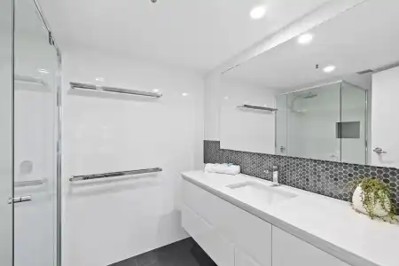 Gemini Court Holiday Apartments - 522