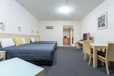 Mayfair Plaza Motel - 111