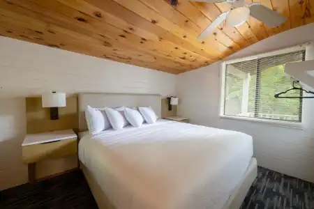 Depe Dene Lakeside Resort - 202