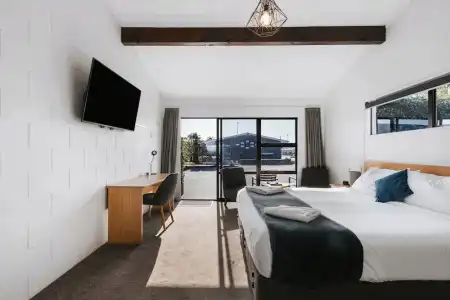 Cobblestone Court Motel – Wenzel Motels - 102
