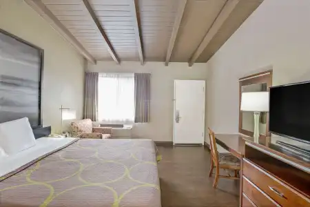 Super 8 by Wyndham Culver - 1