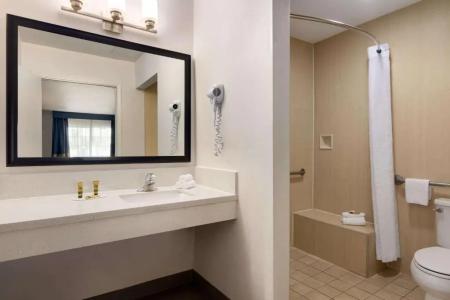 Days Inn & Suites by Wyndham Anaheim at Disneyland Park - 22