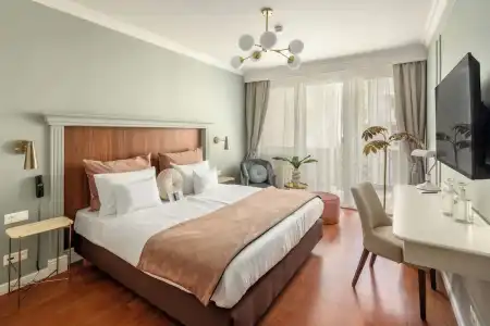 Queen's Court & Residence - 88
