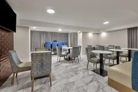 La Quinta Inn & Suites by Wyndham Dallas I-35 Walnut Hill Ln - 34
