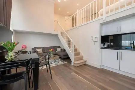 Queensgate Court - 330