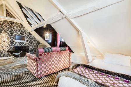 Hôtel du Petit Moulin, Haute Couture by Lacroix - 7