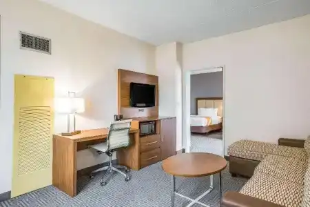 Quality Suites Lansing West - 39