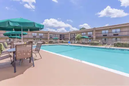 Ramada Macon - 11