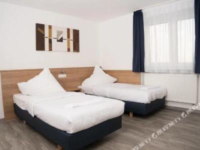 Sunny Straubing - 40