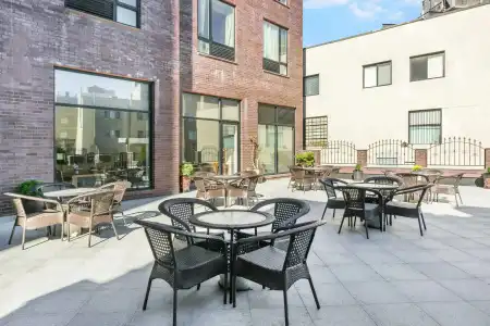 Ramada by Wyndham Flushing Queens - 12