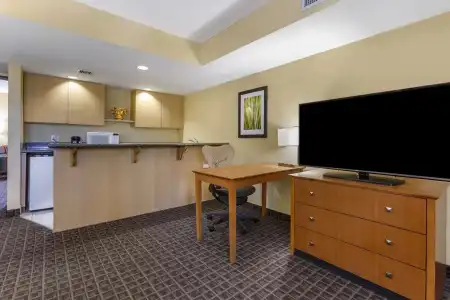 Best Western Plus Scottsdale Thunderbird Suites - 110