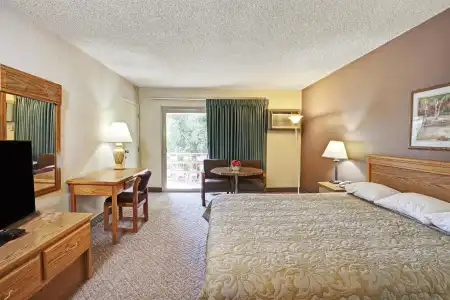 Super 8 by Wyndham Long Beach - 2