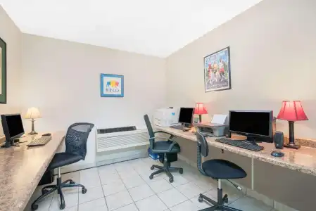 Days Inn & Suites by Wyndham Fargo 19th Ave/Airport Dome - 2