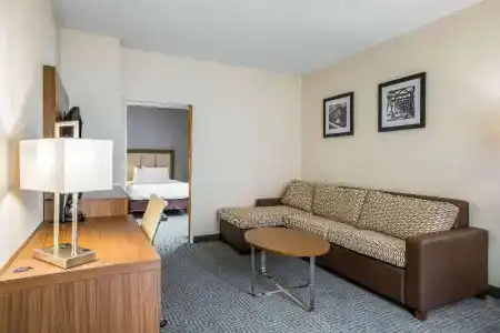 Quality Suites Lansing West - 42