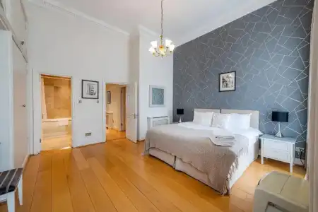 Queensgate Court - 253