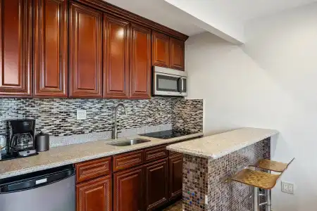 Ramada by Wyndham Flushing Queens - 13