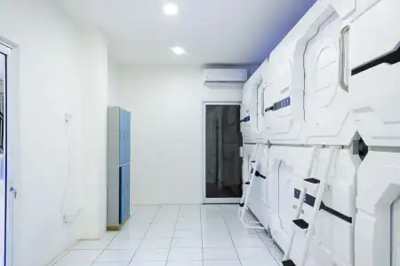 RedDoorz Hostel near Taman Puring - 18