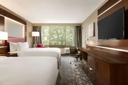 DoubleTree by Hilton Toronto Airport West - 3