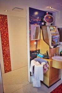 Road Stop Neandertal - 11