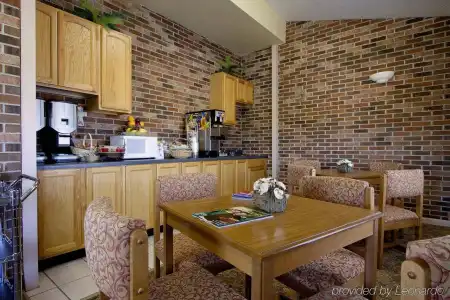Econo Lodge - 3