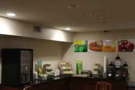 Quality Inn & Suites Oceanside Near Camp Pendleton - 12