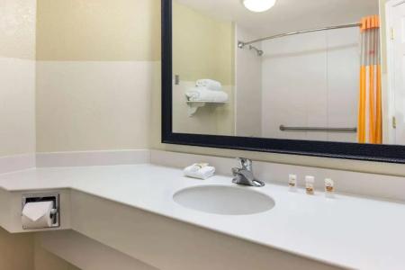 La Quinta by Wyndham Haywood Mall-Near Greenville Downtown - 32