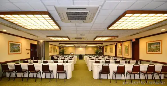 Best Western The Plaza Honolulu Airport - Free Breakfast - 24