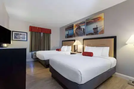 Days Inn & Suites by Wyndham Lakeland - 80