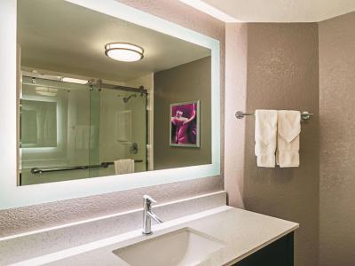 La Quinta Inn & Suites by Wyndham Denver Airport DIA - 9