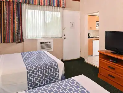 Econo Lodge Motel Village - 41