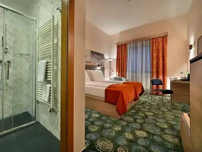 Ramada by Wyndham Airport - 25