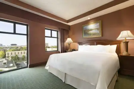 Embassy Suites Lincoln - 3