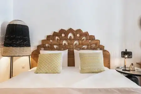 Nyx Chic Manor - 128