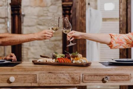 Oinou Strata - Adults Only - 100