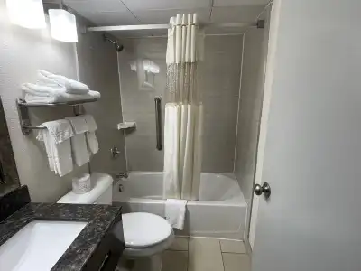 Quality Inn & Suites Cincinnati Downtown Area - 7