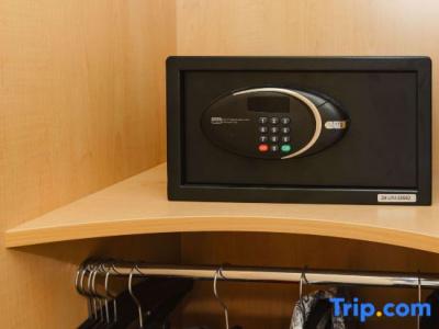 ibis Rennes Centre Gare Sud - 77