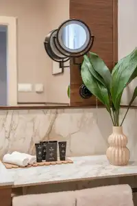 Queen's Court & Residence - 155