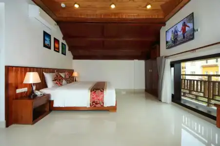 Threeway Riverside Villa - 33