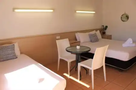 Camden Motor Inn - 79