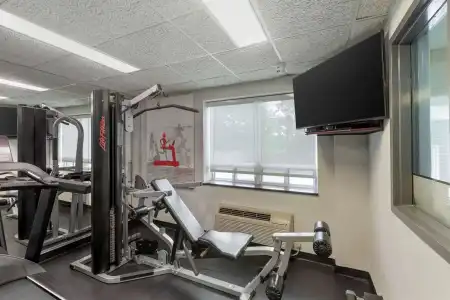 Best Western Plus Burlington Inn & Suites - 19