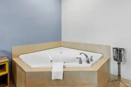 Days Inn & Suites by Wyndham Lakeland - 123