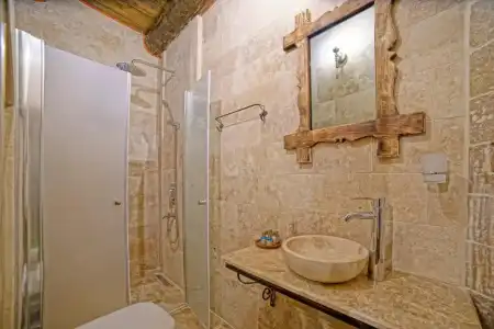 Risus Cave Suites - 7