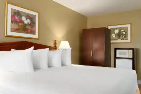 Days Inn by Wyndham Vernon - 30
