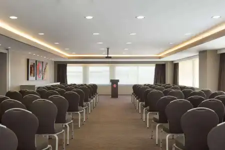Ramada & Suites by Wyndham Izmir Kemalpasa - 4