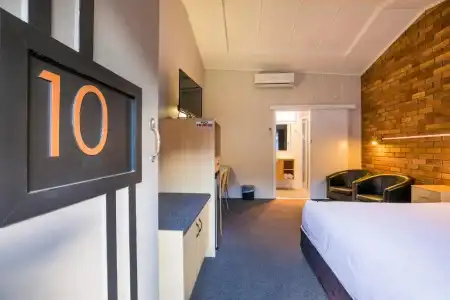 Downs Motel - 57