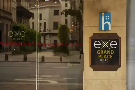 LATROUPE Grand Place Hostel - 0