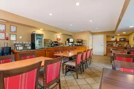 Econo Lodge Inn & Suites - 25