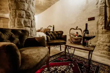 Romantic Cave - 100